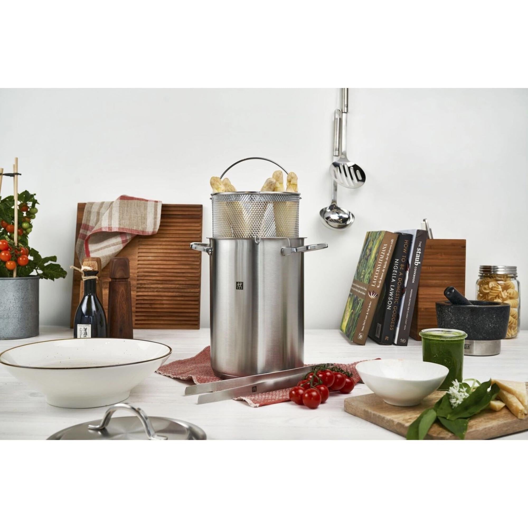 Entdecken Sie den eleganten 4,5 l Spargel- und Pastatopf von Zwilling, der mit hochwertigem Edelstahl für gleichmäßige Wärmeverteilung sorgt.