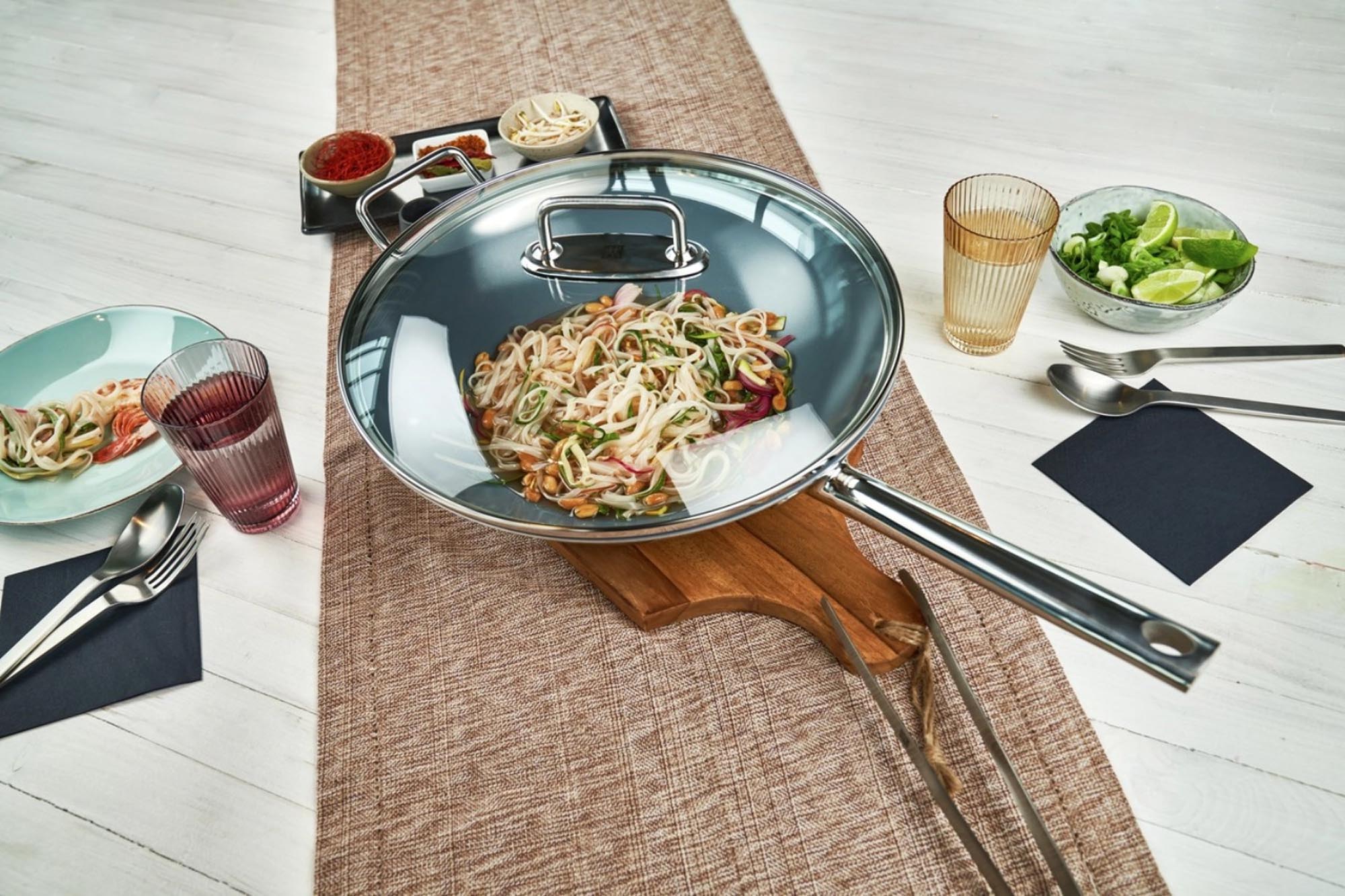 Zwilling Plus Wok 32 cm, beschichtet, perfekt für asiatische Küche, gesundes Braten und vielseitige Kochanwendungen.