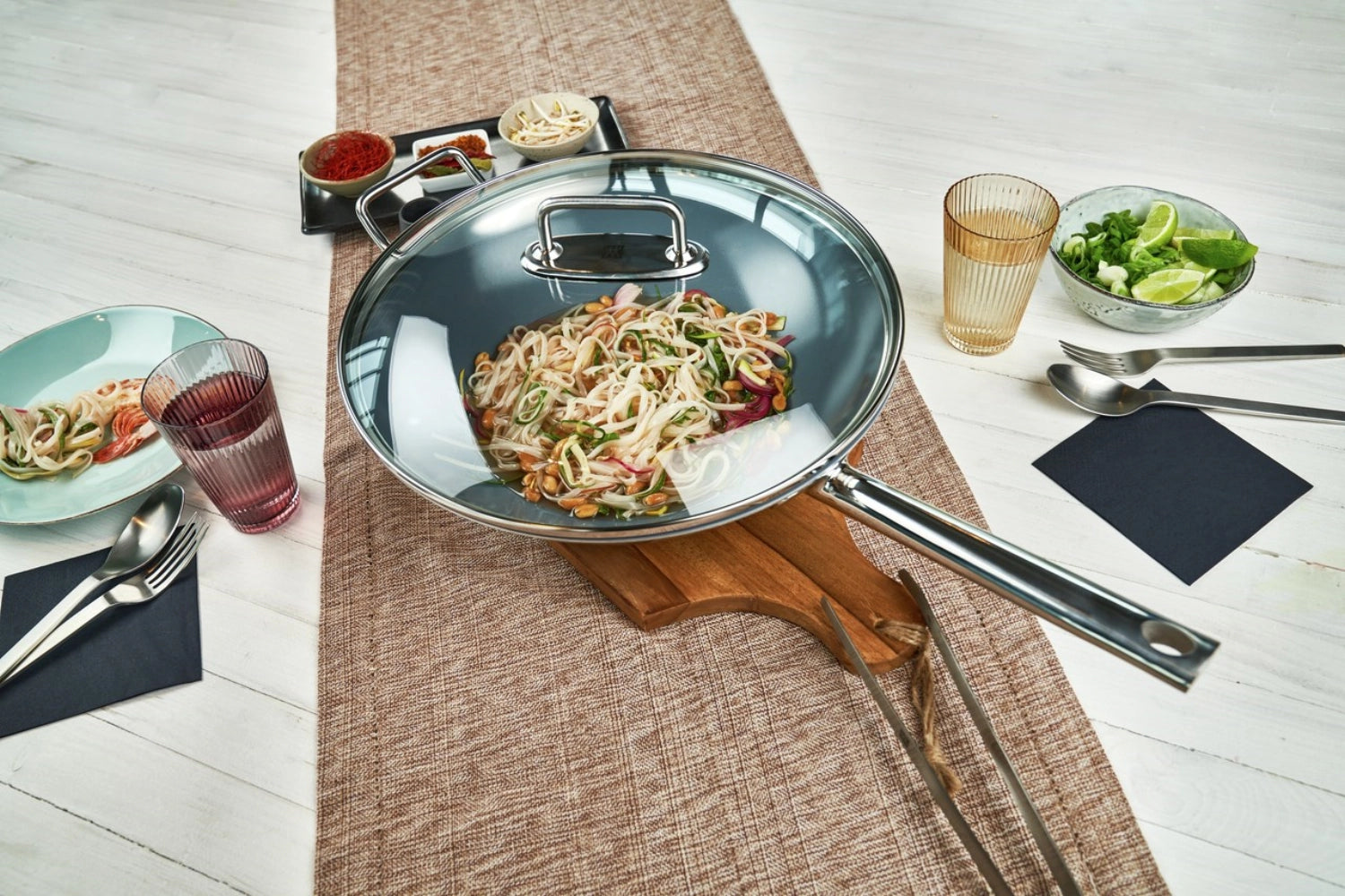 Robuster Zwilling Plus Wok mit antihaftbeschichteter Oberfläche, Ø32 cm, ideal für schmackhafte und fettarme Gerichte.