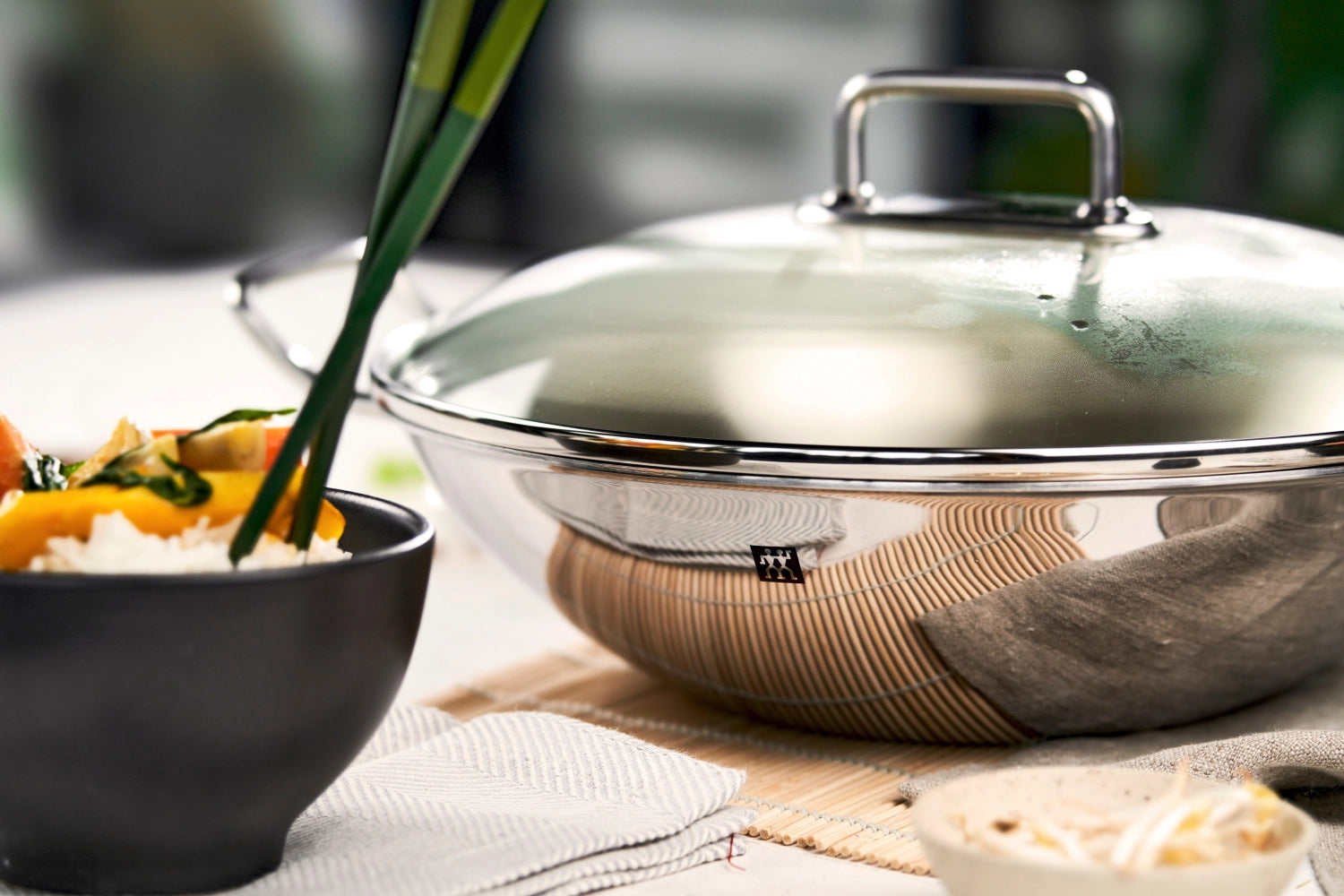 Hochwertiger Zwilling Plus Wok mit 32 cm Durchmesser, ideal für das Braten, Dünsten und Anbraten von köstlichen asiatischen Speisen.