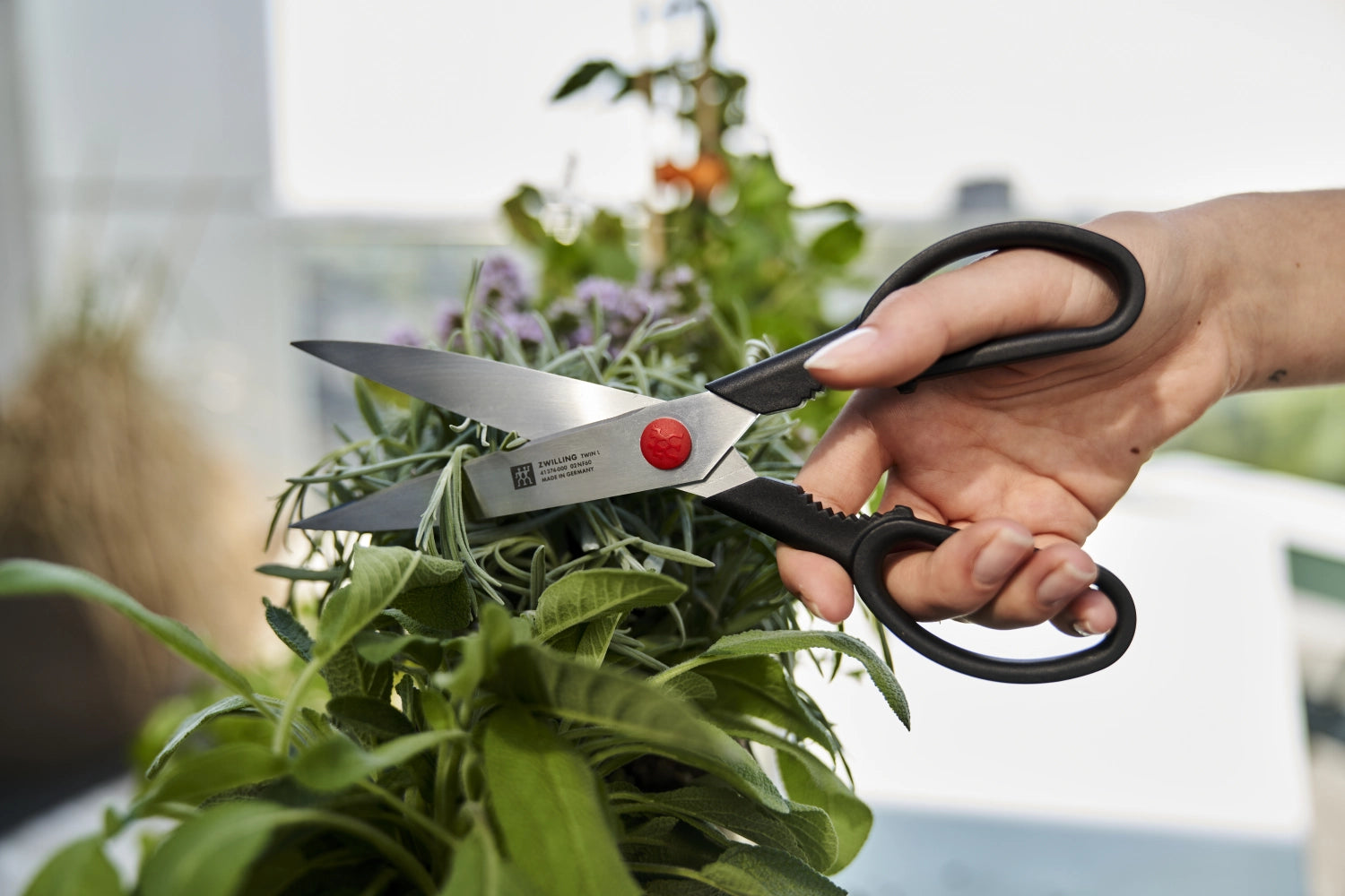 Vielseitige Twin L Schere von Zwilling Kitchen, 230mm, ideal für verschiedene Schneidaufgaben im Haushalt, ergonomisch und präzise.