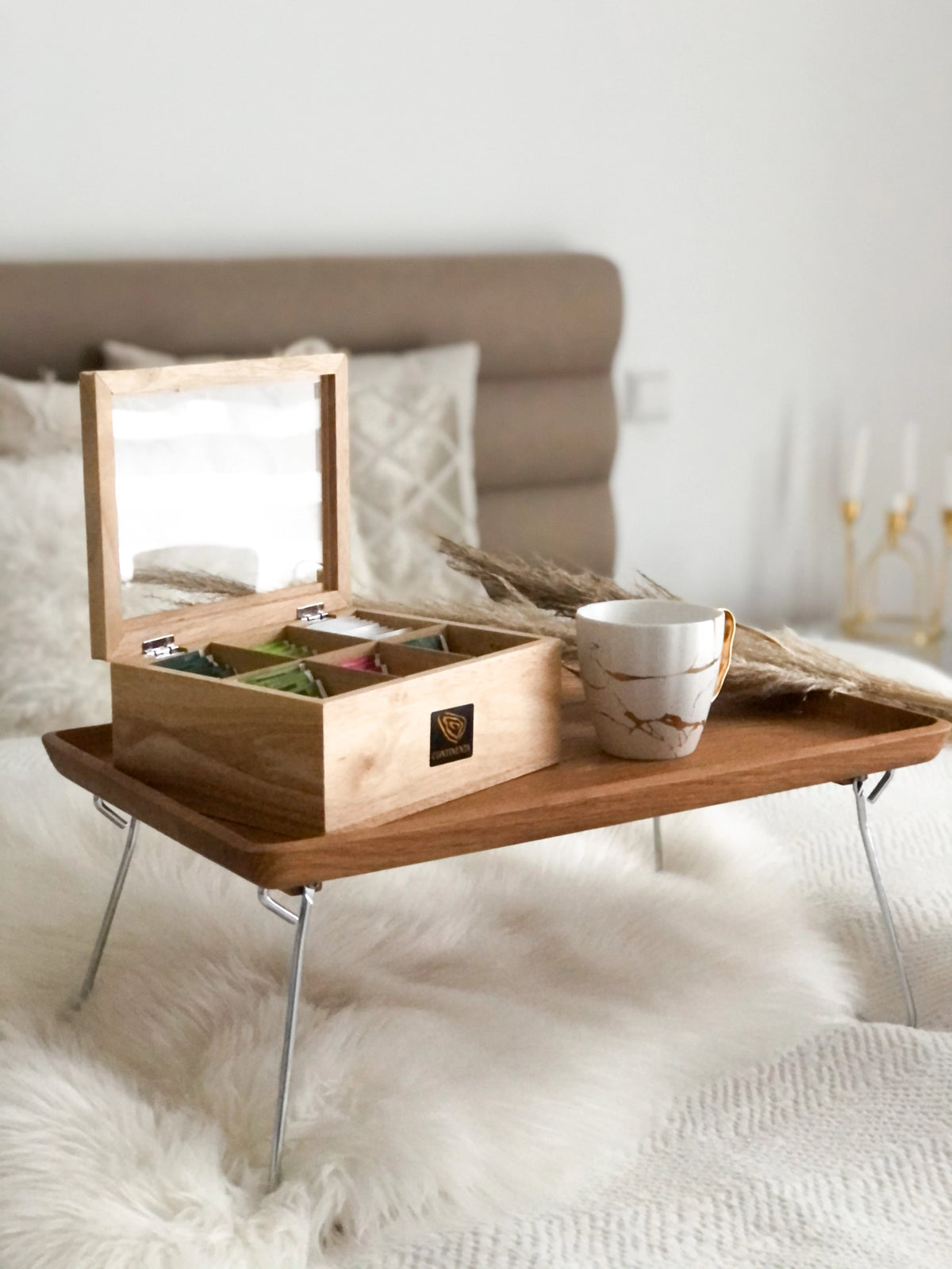 Eiche Bett Tablett, 53x32x7cm in Braun präsentiert im Onlineshop von KAQTU Design AG. Tablett ist von Continenta