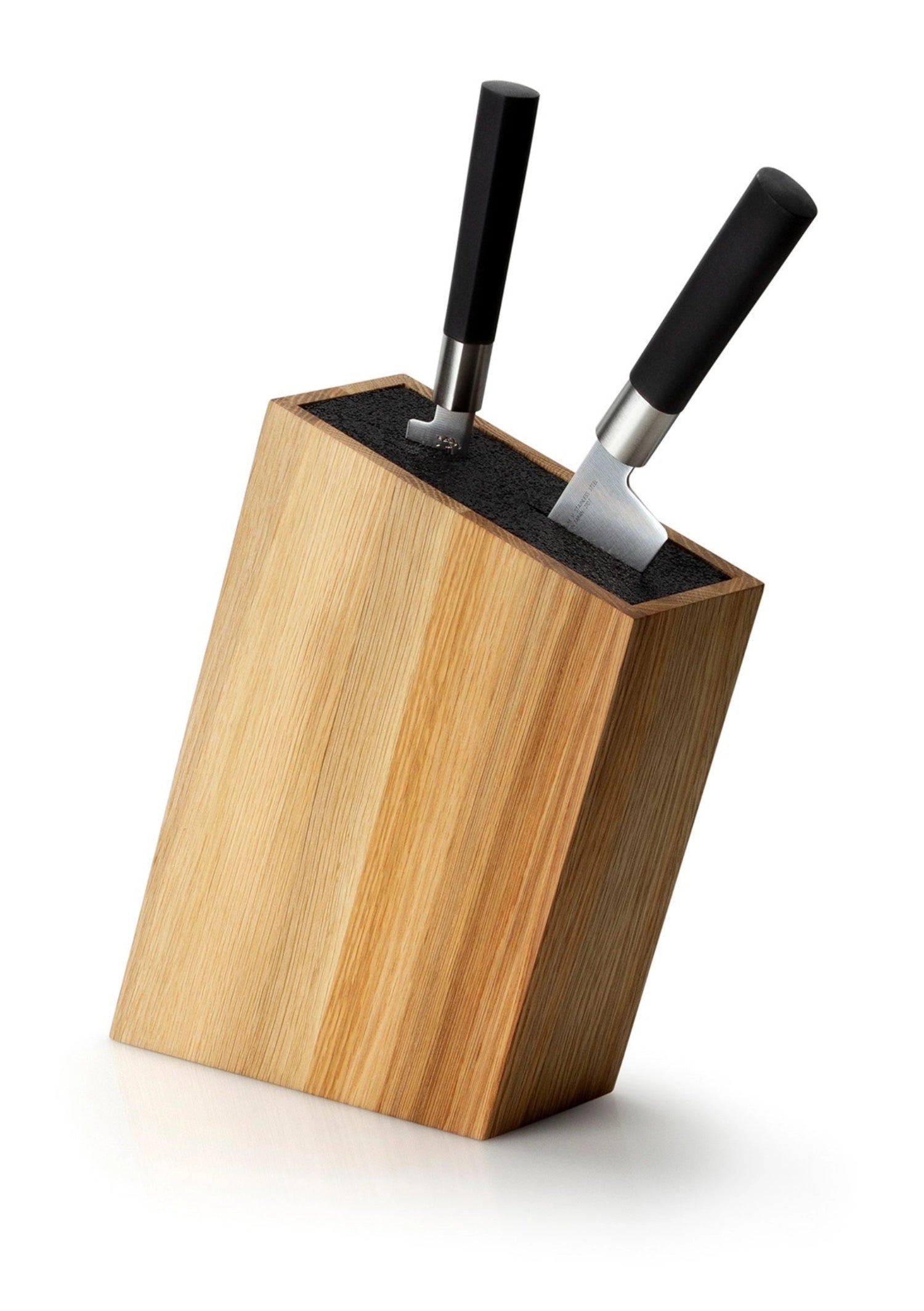 Eleganter Eichenholz-Messerblock mit schräger Form und flexiblem Einsatz, ideal für die ordentliche und sichere Aufbewahrung von Küchenmessern.