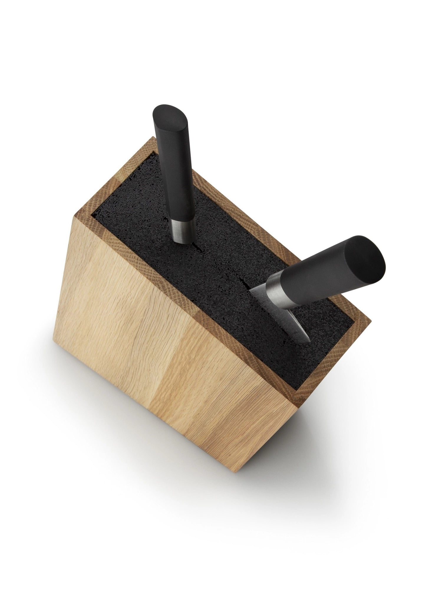 Moderner Messerblock aus Eichenholz mit schrägem Design und flexiblem Einsatz, perfekt für die stilvolle und sichere Aufbewahrung von Messern.