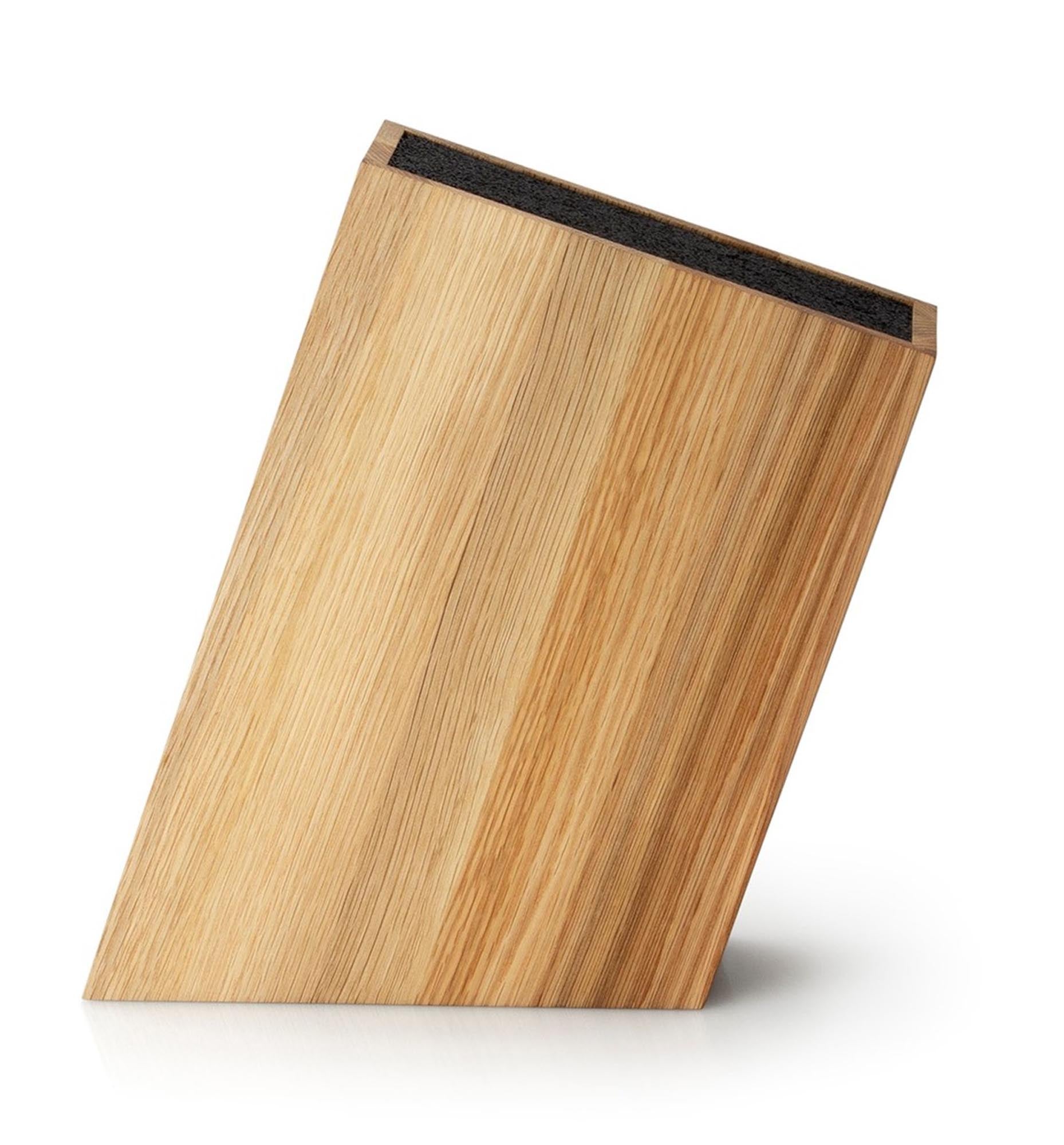 Eleganter Eiche Messerblock mit flexiblem Einsatz, schräg designt, ideal für die Aufbewahrung von Küchenmessern, Maße: 28,5x8x19cm.