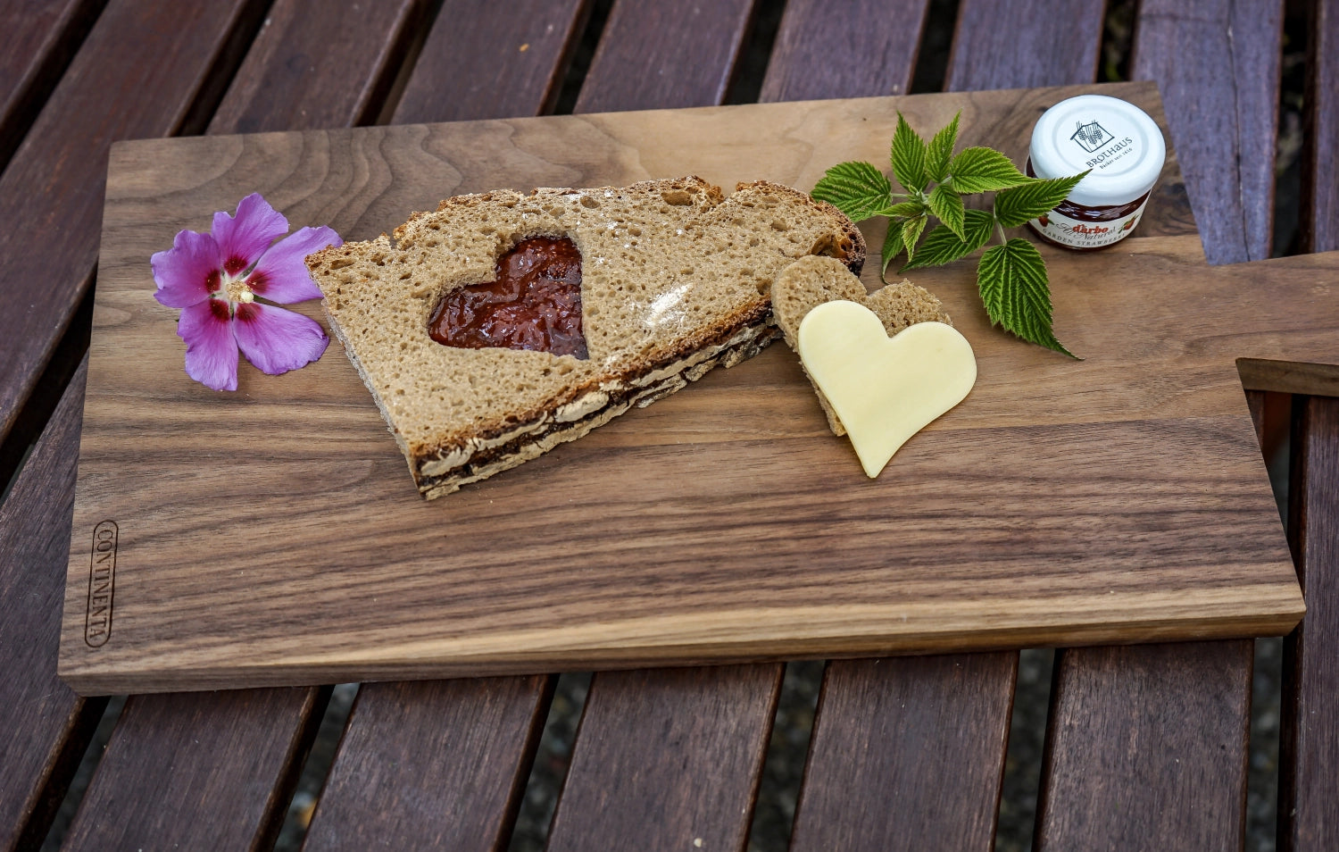 Elegantes, geöltes Walnuss Schneidebrett in den Maßen 50 x 22 x 2 cm, ideal für die Zubereitung von Speisen und als stilvolles Küchenaccessoire.