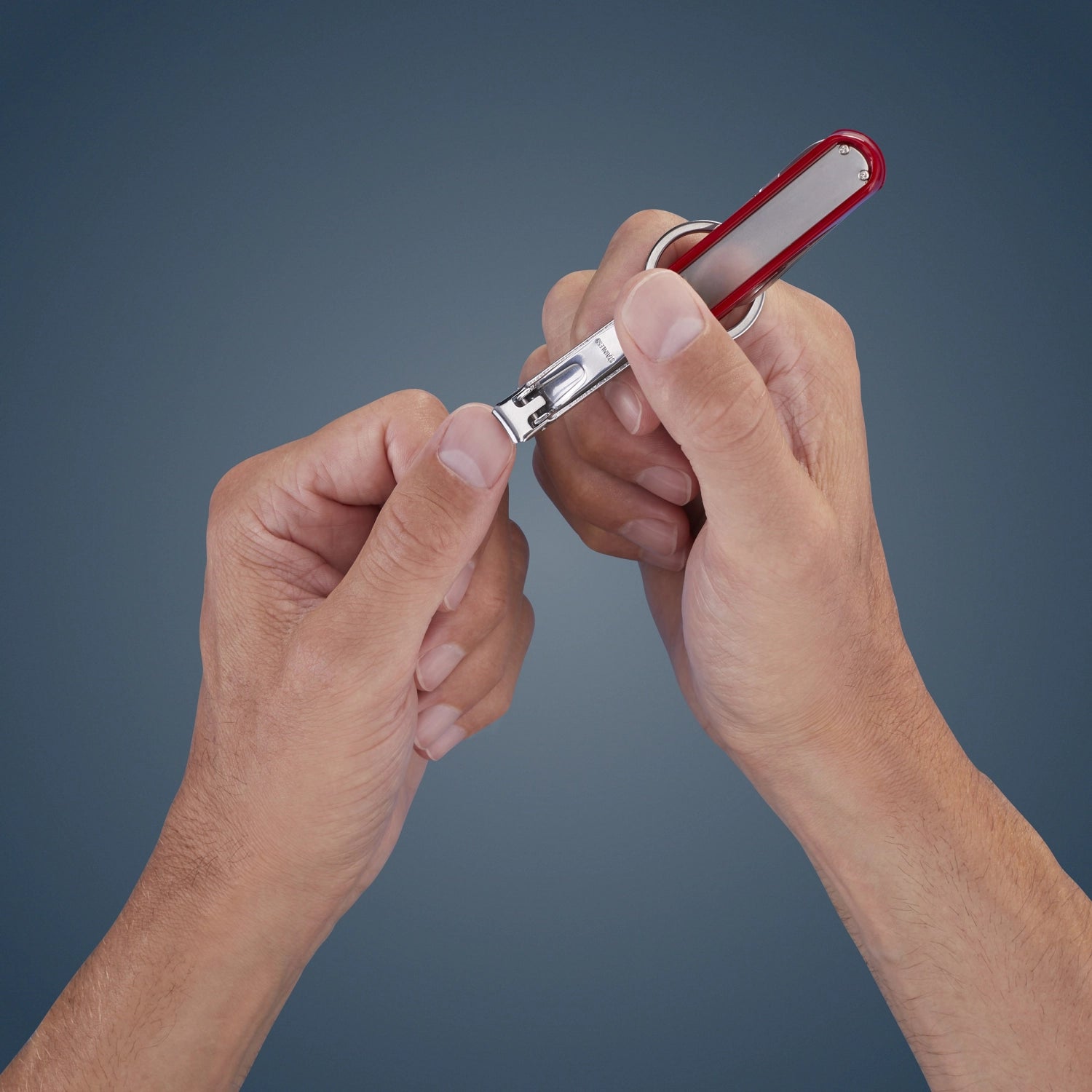 Kompaktes rotes Multi-Tool mit Schlüsselanhänger, 57 mm, perfekt für die Pflege von Nägeln und Füßen, ideal für unterwegs.