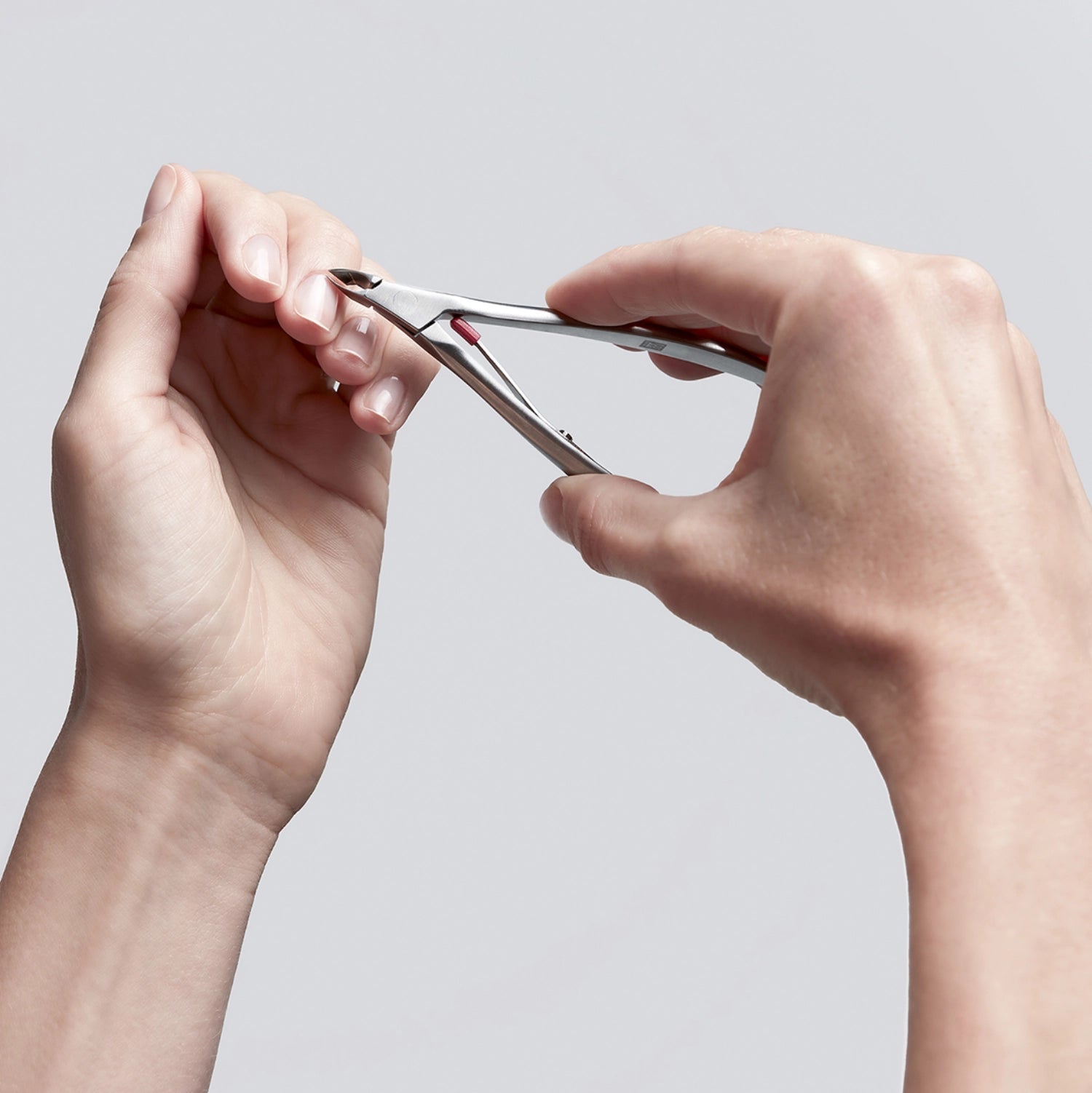 Die mattierte Hautzange von Zwilling Beauty (100 mm) ermöglicht eine präzise und schonende Nagelpflege. Hochwertiger Edelstahl für Langlebigkeit.