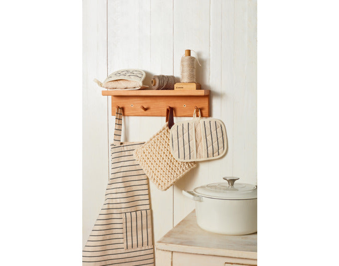 REDECKER Kinderschürze Baumwolle beige gestreift 57x49 cm in  präsentiert im Onlineshop von KAQTU Design AG. Küchenhelfer ist von REDECKER