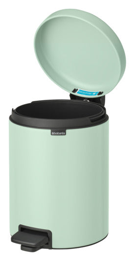 Eleganter Treteimer in Jadegrün, 5 Liter, ideal für Bad oder Küche. Nachhaltig, geruchsdicht und leise schließend.