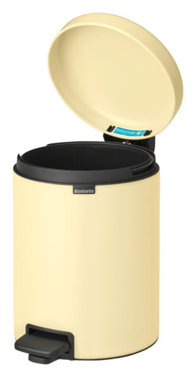 Der BRABANTIA Treteimer NewIcon in mellow yellow, 5 l, ist ein stilvoller, praktischer Abfalleimer mit sanft schließendem Deckel.