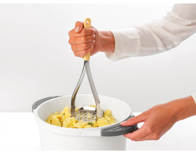 Praktischer Kartoffelstampfer und Löffel in einem, in stilvollem Vanilla Yellow, ideal für vielseitige Küchenanwendungen.