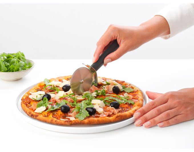 Der BRABANTIA Pizzaschneider Tasty+ in Dunkelgrau bietet stilvolles Design und Funktionalität für müheloses Schneiden von Pizza.