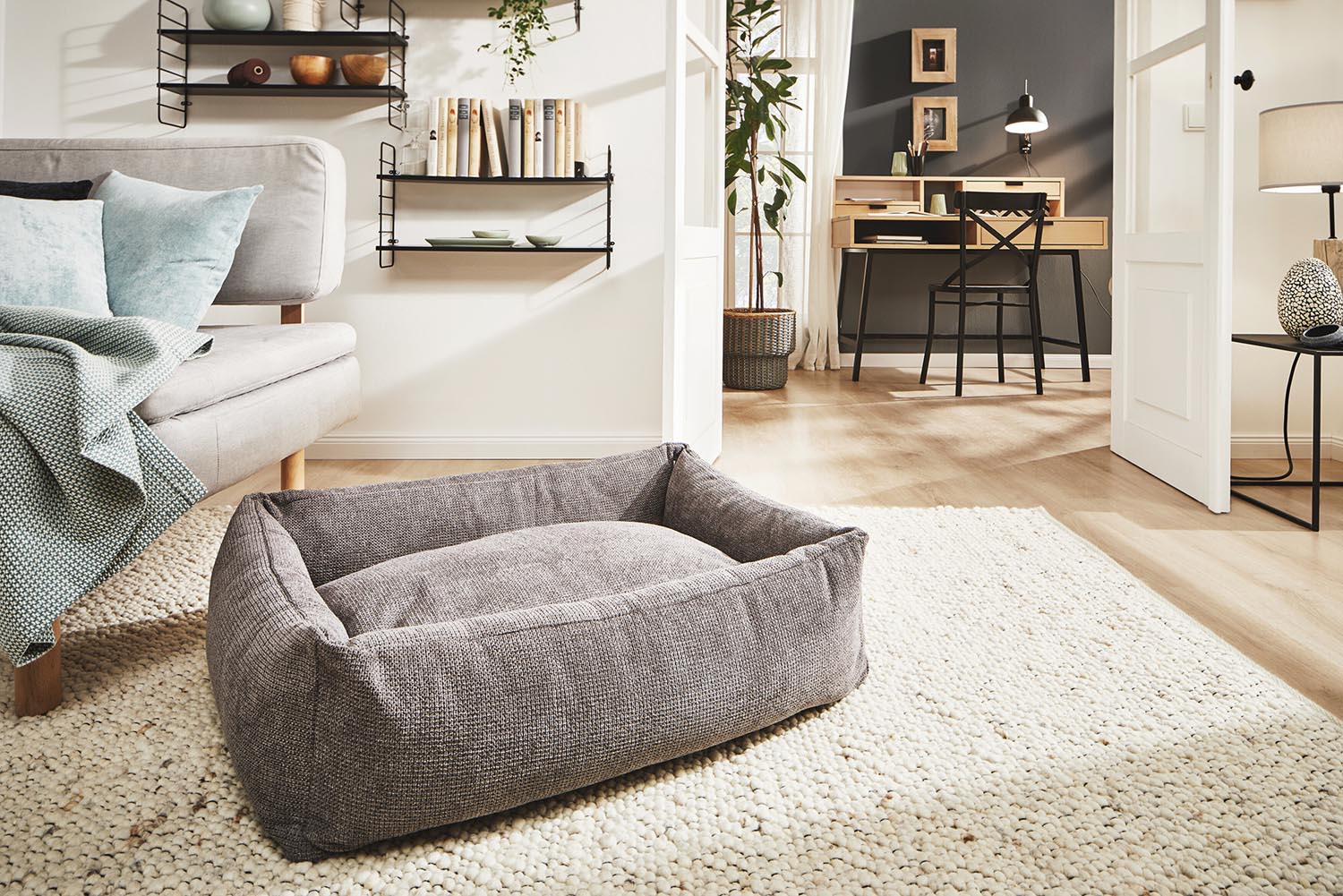 Erleben Sie das LABONI Hundebett Classic Tudor Anthrazit L – hochwertig, atmungsaktiv und perfekt für große Hunderassen. Stilvoll und pflegeleicht!