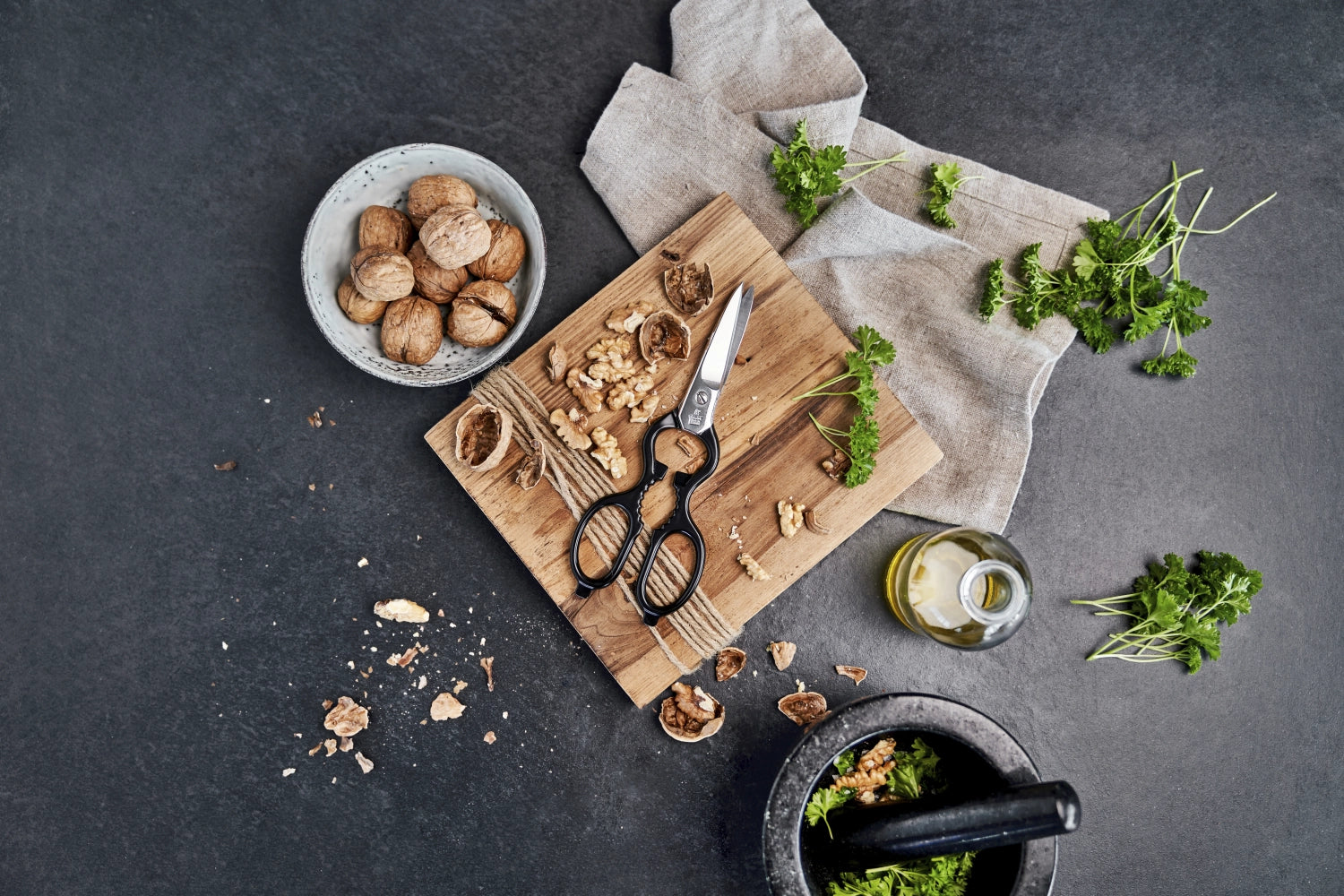 Schwarze 200mm Vielzweckschere von Zwilling Kitchen, ideal für verschiedene Schneidarbeiten in der Küche und für kreative Kochprojekte.