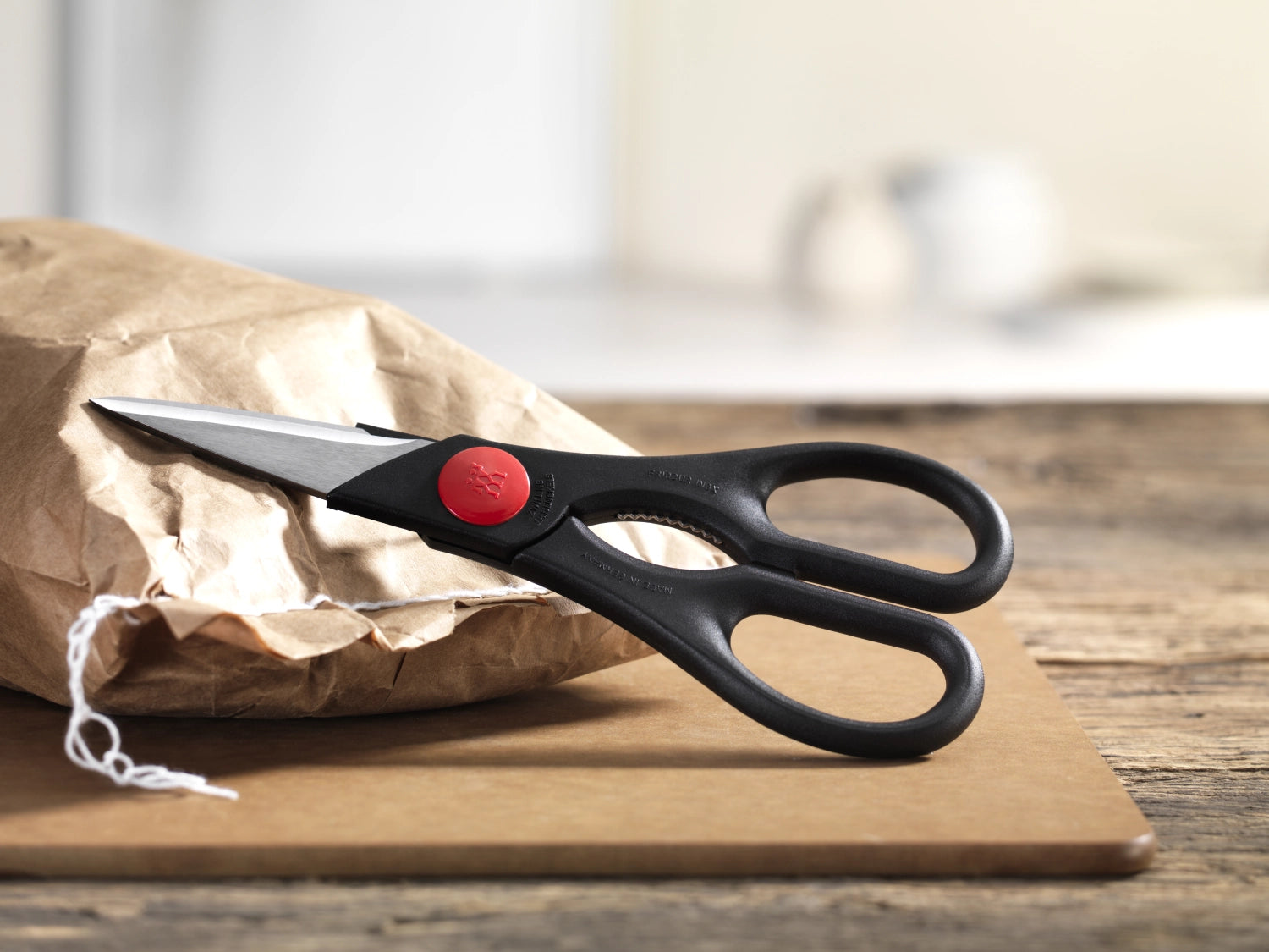 Elegante schwarze 200mm Schere von Zwilling Kitchen, ideal für vielseitige Schneidaufgaben in der Küche und im Haushalt.