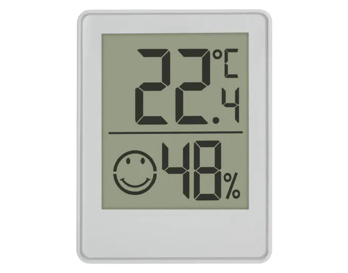 Digitales TFA Thermometer-Hygrometer in Weiß, misst Temperatur (-20 bis +60°C) und Luftfeuchtigkeit, kompakt (5.8x4.5x3.1 cm).