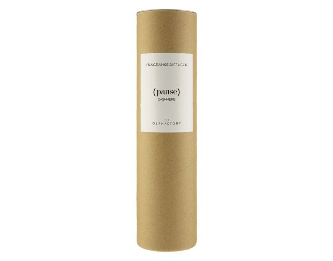 Erleben Sie mit dem Raumduft Cashmere von THE OLPHACTORY eine luxuriöse Atmosphäre in Ihrem Zuhause. Der elegante Duft sorgt für eine harmonische Beduftung über Wochen.