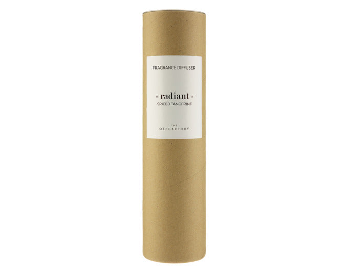 Erleben Sie mit dem Raumduft Spiced Tangerine von THE OLPHACTORY eine harmonische Atmosphäre. Der 250 ml Diffuser vereint frische Mandarinen mit würzigen Noten.