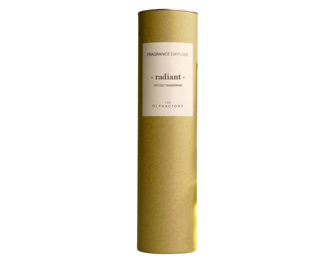 Erleben Sie den Raumduft Spiced Tangerine 100 ml von THE OLPHACTORY – eine harmonische Mischung aus fruchtigen und würzigen Noten für Ihr Zuhause.