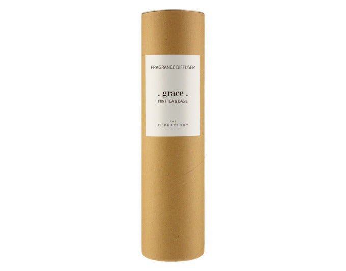 Erleben Sie mit dem Raumduft Mint Tea & Basil von THE OLPHACTORY eine erfrischende Atmosphäre. Ideal für stilvolle und sichere Beduftung in Ihrem Zuhause.