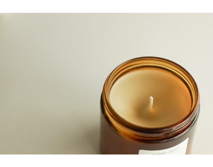 Entdecken Sie die THE OLPHACTORY Duftkerze L Cedar & Oud – handgefertigt in Spanien, mit 60 Stunden Brenndauer und einem warmen, beruhigenden Duft.