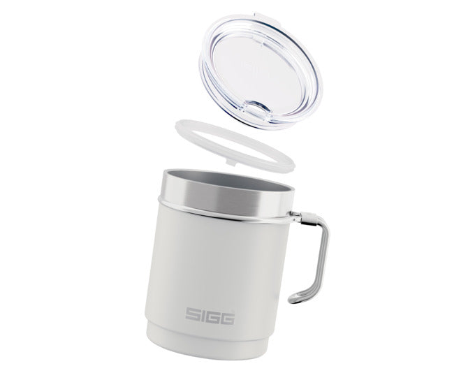 Der SIGG Travel Mug in Snow White (0.3 l) ist ein stilvoller, isolierender Becher, ideal für unterwegs, hält Getränke warm oder kalt.