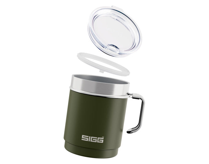 Der SIGG Travel Mug in roasted green, 0.3 l, ist ein stilvoller, isolierender Becher für unterwegs, ideal für heiße und kalte Getränke.