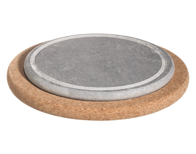 HUKKA Hot Stone Paistokas mit Korkuntersetzer 2-teilig ø 22 cm in  präsentiert im Onlineshop von KAQTU Design AG. Grillzubehör ist von HUKKA DESIGN