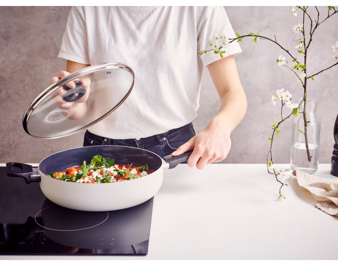 Hochwertiger BRABANTIA Bratentopf ø 28 cm, ideal für Induktion, aus recyceltem Material, mit Deckel für nachhaltiges Kochen.