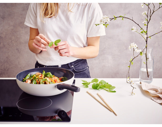 Hochwertiger BRABANTIA Wok Indu+ ø 28 cm aus recyceltem Material, ideal für Induktionsherde, langlebig und umweltfreundlich.