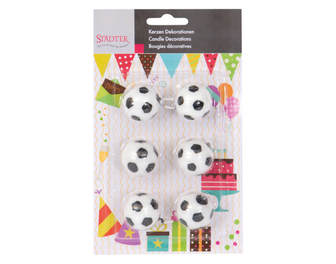 Sechs weiße Kerzen in Fußball-Optik, 2,5 cm groß, ideal für Dekorationen und Feiern. Perfekt für Fußballfans und besondere Anlässe.