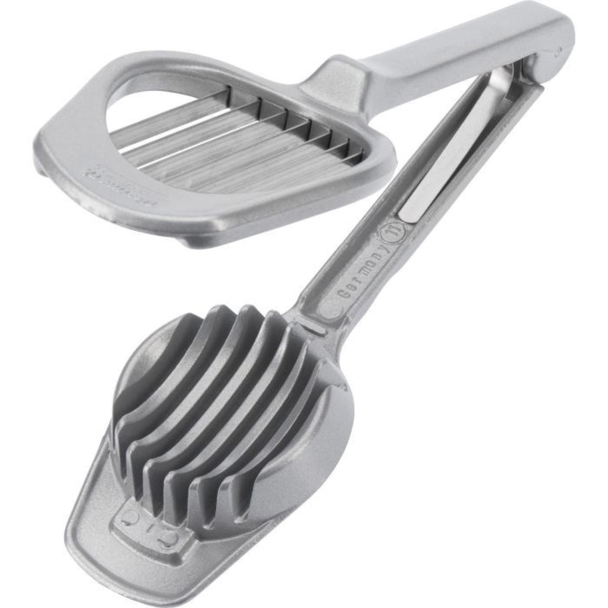 Entdecken Sie den Retro Vielzweckschneider Champion von Westmark! Kompakt, langlebig und stilvoll im Retro-Design – ideal zum Schneiden von Obst und Gemüse.