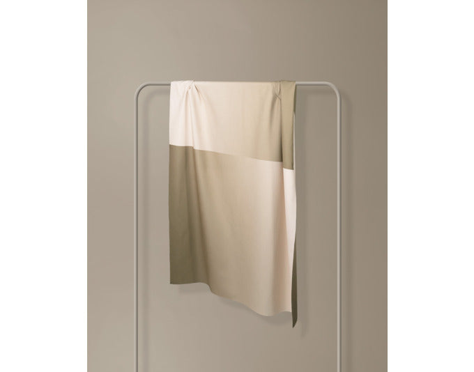 Weiches und hochwertiges Handtuch in der Farbe Calm Sand Cream, Größe 50x95 cm, ideal für Badezimmer und Wellness.