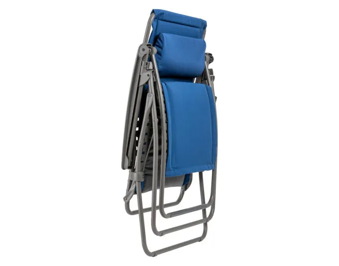 Ergonomischer Relaxsessel LAFUMA RSXA Clip XL in Denim mit robustem Titane-Gestell, ideal für Komfort und Entspannung.