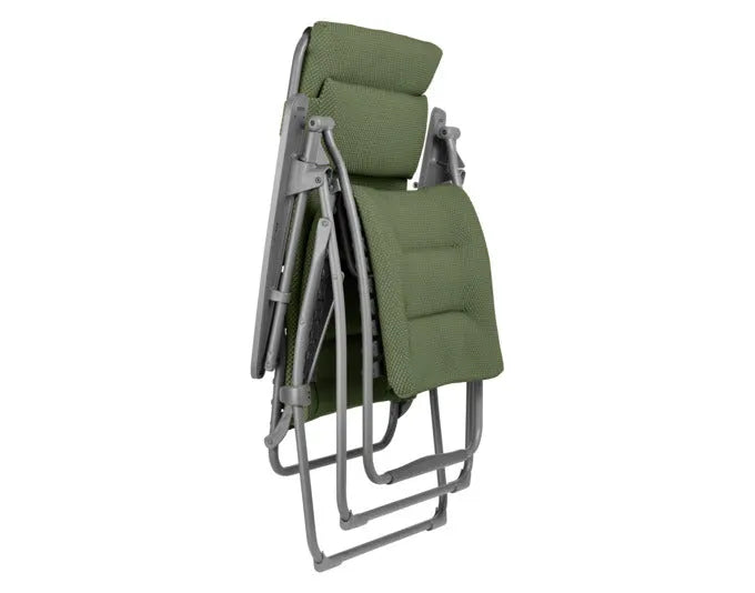 Komfortabler Relaxsessel LAFUMA Futura BeComfort® XL in Olive mit robustem Titane-Gestell, ideal für Entspannung.