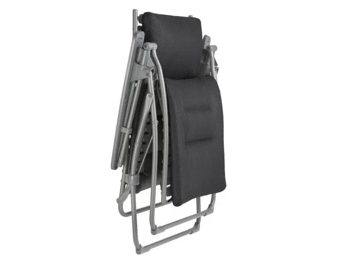 Ergonomischer Relaxsessel mit BeComfort®-Polsterung, dunklem Grau und Titan-Gestell, ideal für Komfort und Entspannung.