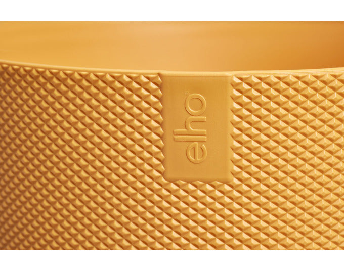 Das ELHO Jazz Pflanzgefäß in Amber Gelb (ø 28 cm) kombiniert stilvolles Design mit Funktionalität für Ihre Pflanzen.