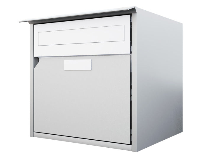 Wandmontierter Briefkasten aus Aluminium in Weissaluminium RAL 9006, mit Regenschutzleiste, flacher Front und pulverbeschichtetem Ablagefach.