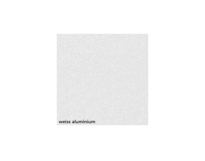 Wandmontierter Briefkasten aus Aluminium in Weissaluminium RAL 9006, mit Regenschutzleiste, flacher Front und pulverbeschichtetem Ablagefach.
