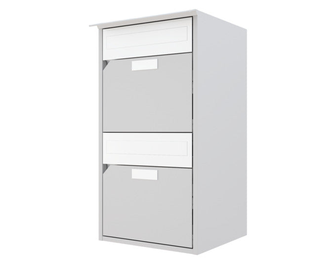 Zwei Briefkästen aus Aluminium übereinander montiert, weisses Gehäuse mit flacher Front, Regenschutzleiste und Namensschild.