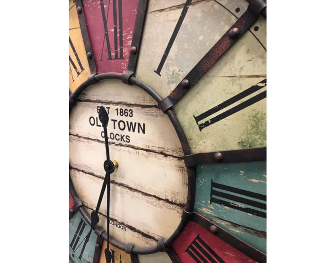 Die TFA Wanduhr Vintage Old Town XXL (ø 57 cm) besticht durch ihr klassisches Design und ist ein stilvoller Blickfang für jeden Raum.