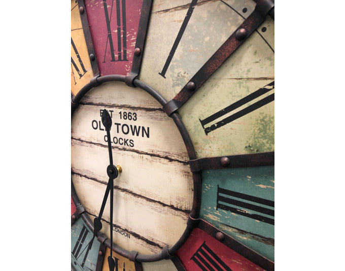 Die TFA Wanduhr Vintage Old Town XXL (ø 57 cm) besticht durch ihr klassisches Design und ist ein stilvoller Blickfang für jeden Raum.