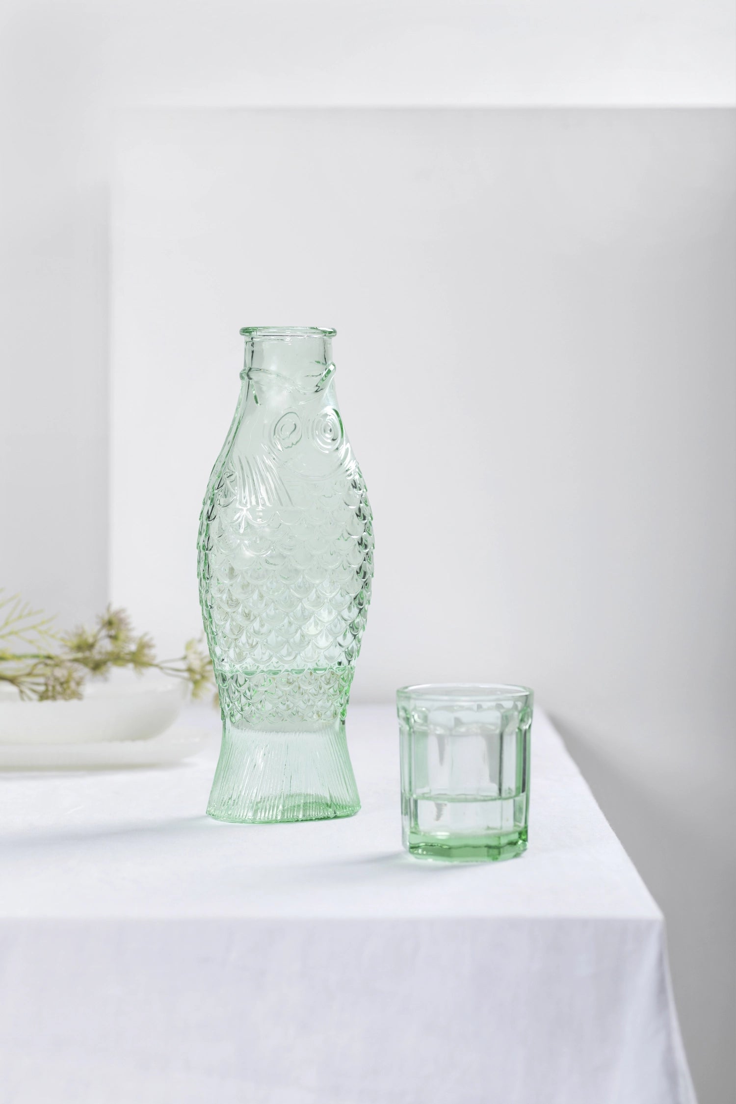 Transgrüne P. Navone Fish&Fish Flasche von Serax, 1 Liter, 10.6x7.5x29 cm, elegantes Design für stilvolle Tischdekoration.