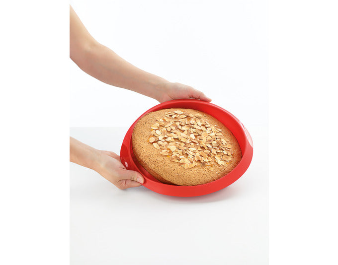 Runde Silikon-Backform von LÉKUÉ, 20 cm Durchmesser, in Rot. Perfekt für gleichmäßiges Backen und leichtes Herauslösen.