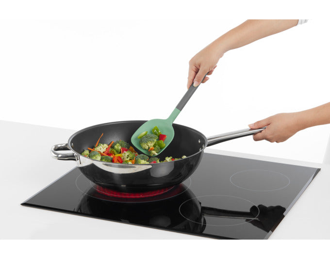 Grüner LÉKUÉ Wok-Pfannenwender aus Silikon, 31.5x5 cm, ideal für schonendes Kochen und Wenden in beschichteten Pfannen.
