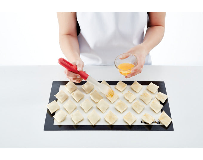 Praktische LÉKUÉ Backmatte aus Silikon, 40x30 cm, ideal für Backen und Kochen, wiederverwendbar und leicht zu reinigen.