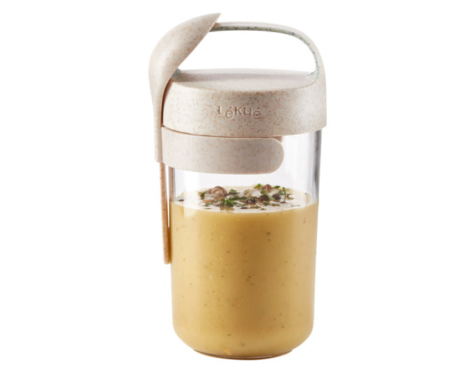Entdecken Sie den LÉKUÉ Joghurtbecher To Go Organic 0.6 l in Beige – ideal für nachhaltigen Genuss unterwegs. Auslaufsicher und mit Löffel!