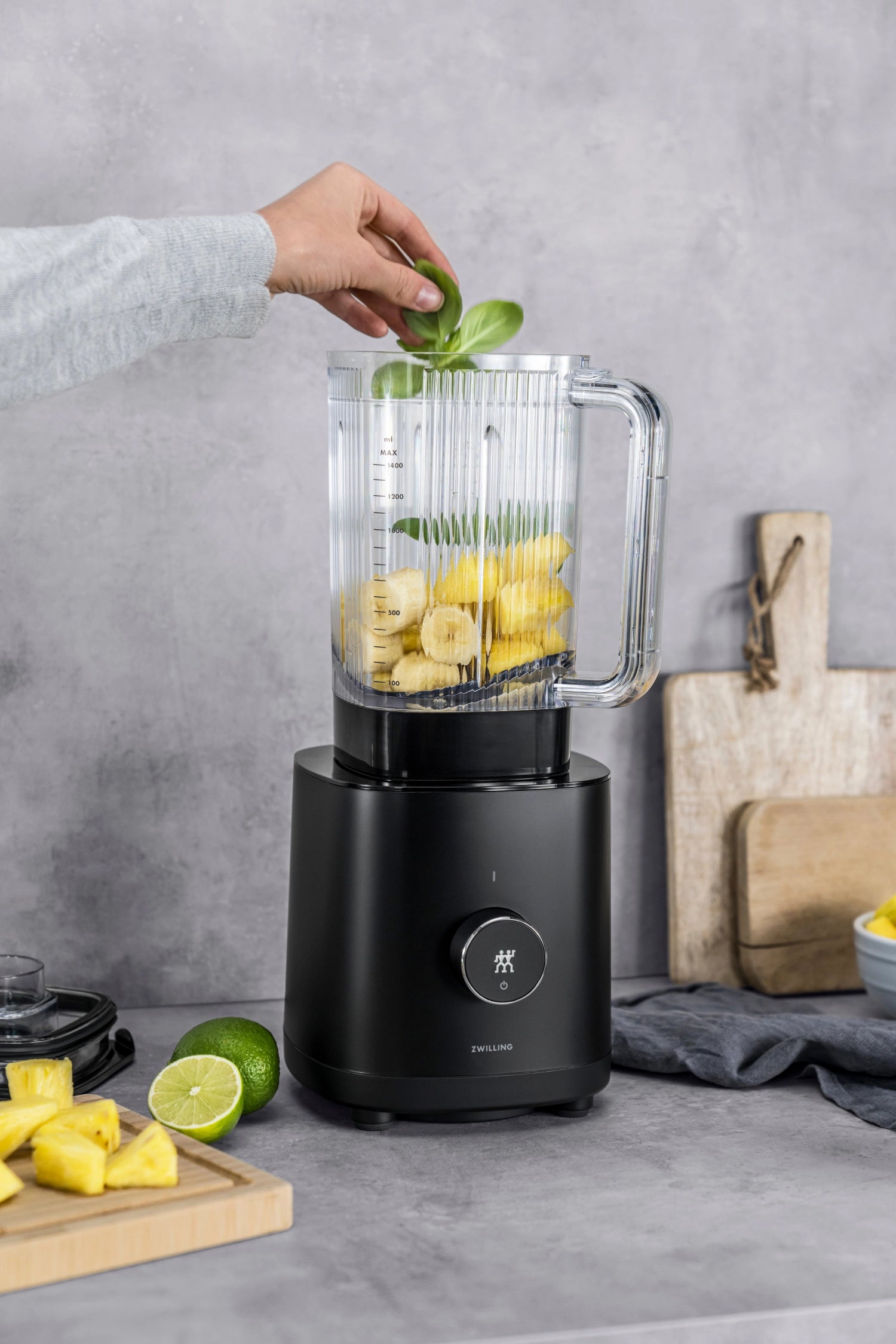 Eleganter schwarzer Standmixer von Zwilling Kitchen mit 1,4 l Kapazität, perfekt für die Zubereitung von köstlichen Getränken und Speisen.