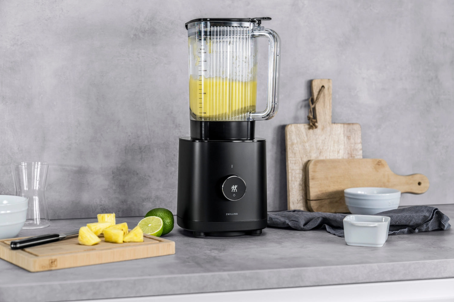 Stylischer Zwilling Kitchen Standmixer in Schwarz mit 1,4 l Volumen, ideal für die Zubereitung von Smoothies und Saucen.